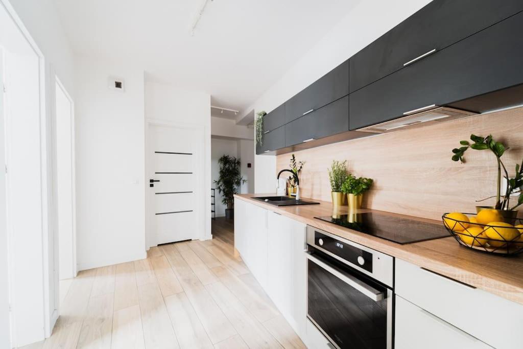 City Center - 3 Rooms - New Building - Private Parking Place - Garage Wrocław Buitenkant foto