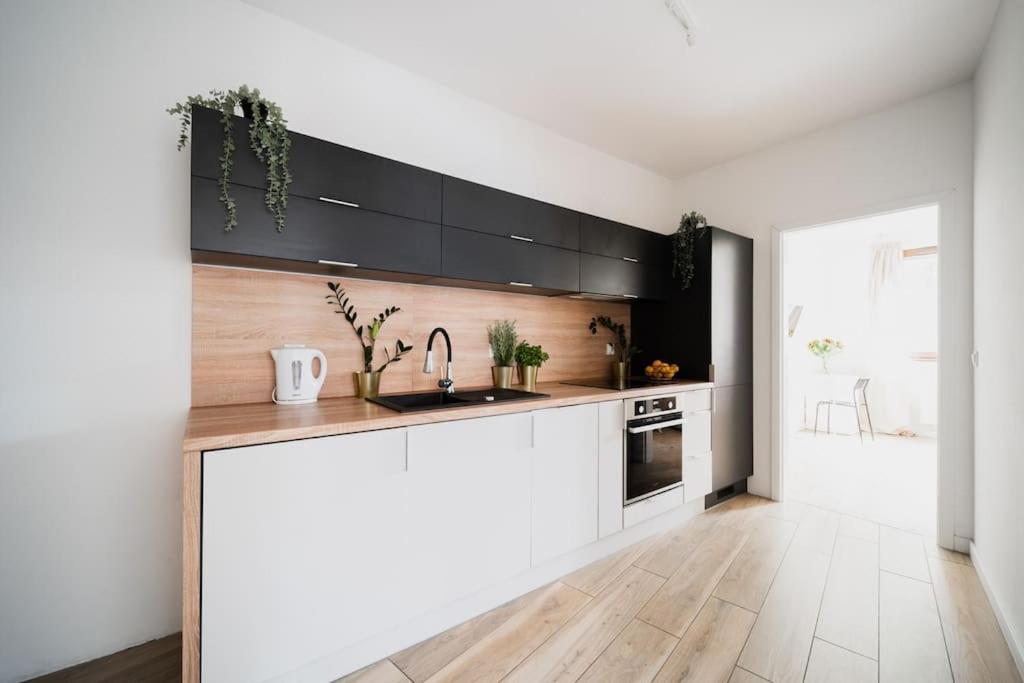 City Center - 3 Rooms - New Building - Private Parking Place - Garage Wrocław Buitenkant foto