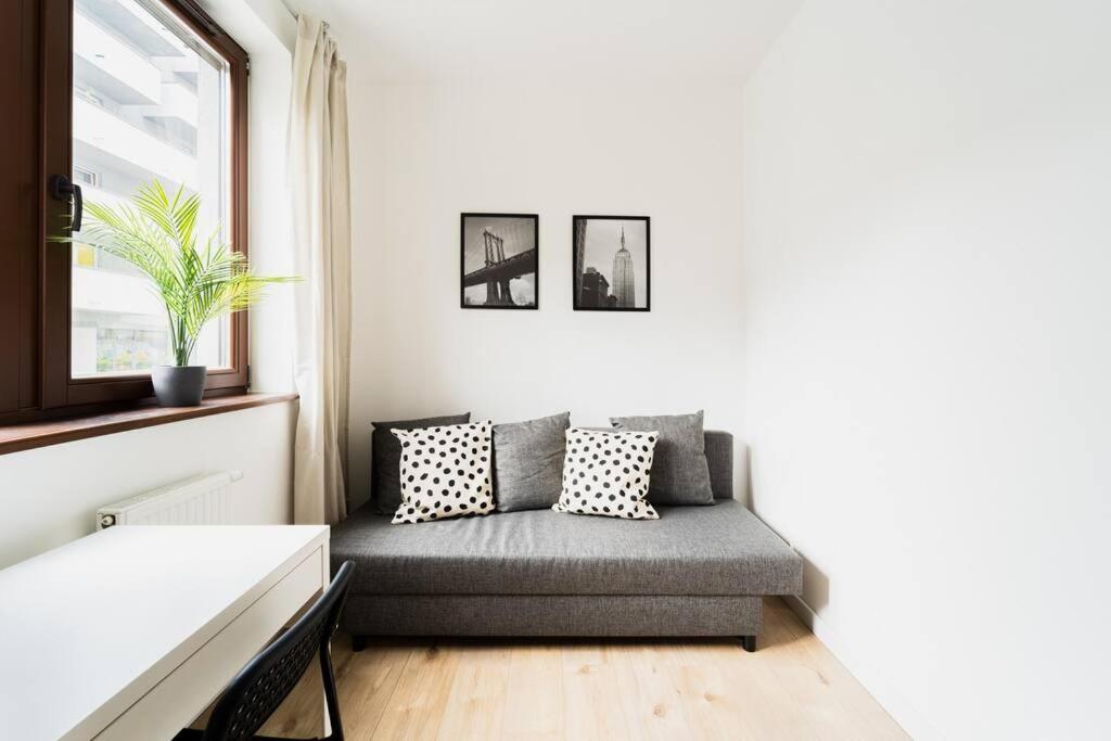 City Center - 3 Rooms - New Building - Private Parking Place - Garage Wrocław Buitenkant foto