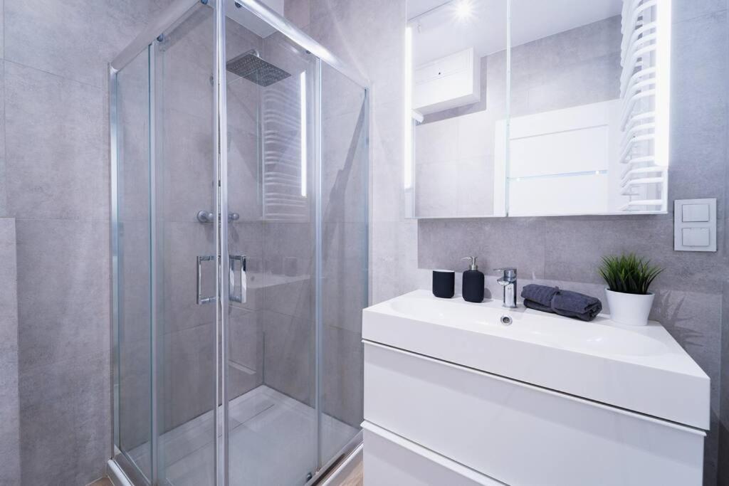 City Center - 3 Rooms - New Building - Private Parking Place - Garage Wrocław Buitenkant foto