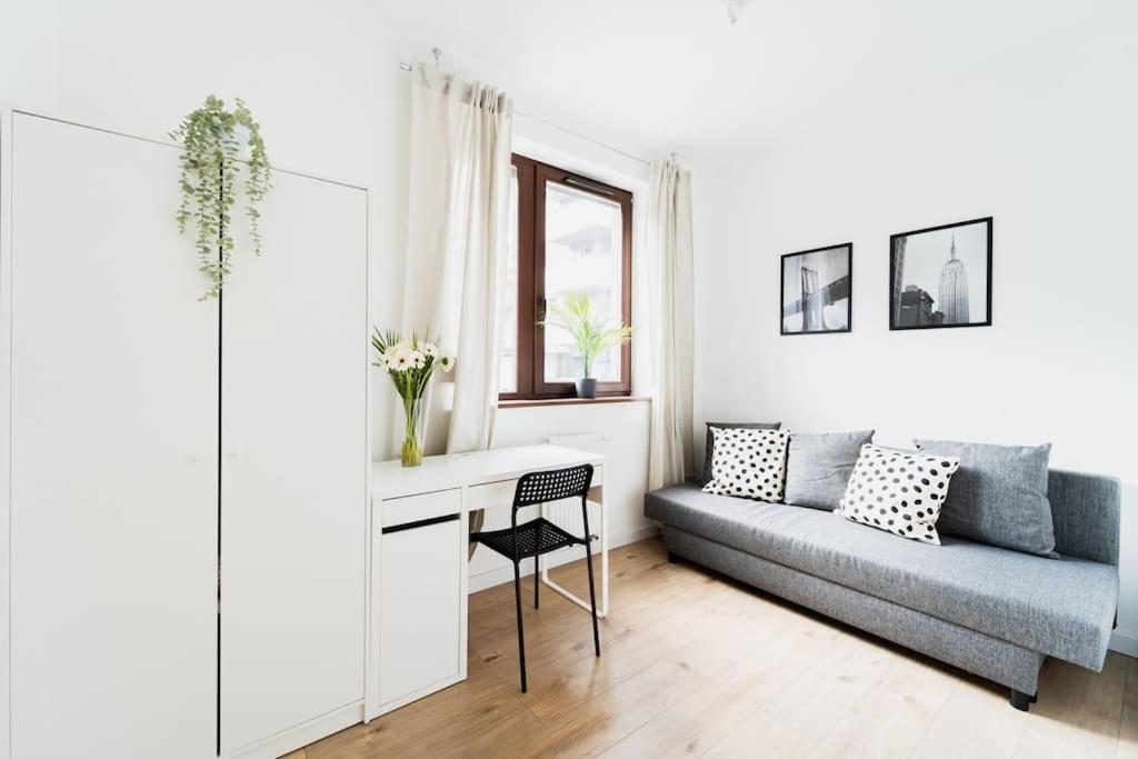 City Center - 3 Rooms - New Building - Private Parking Place - Garage Wrocław Buitenkant foto
