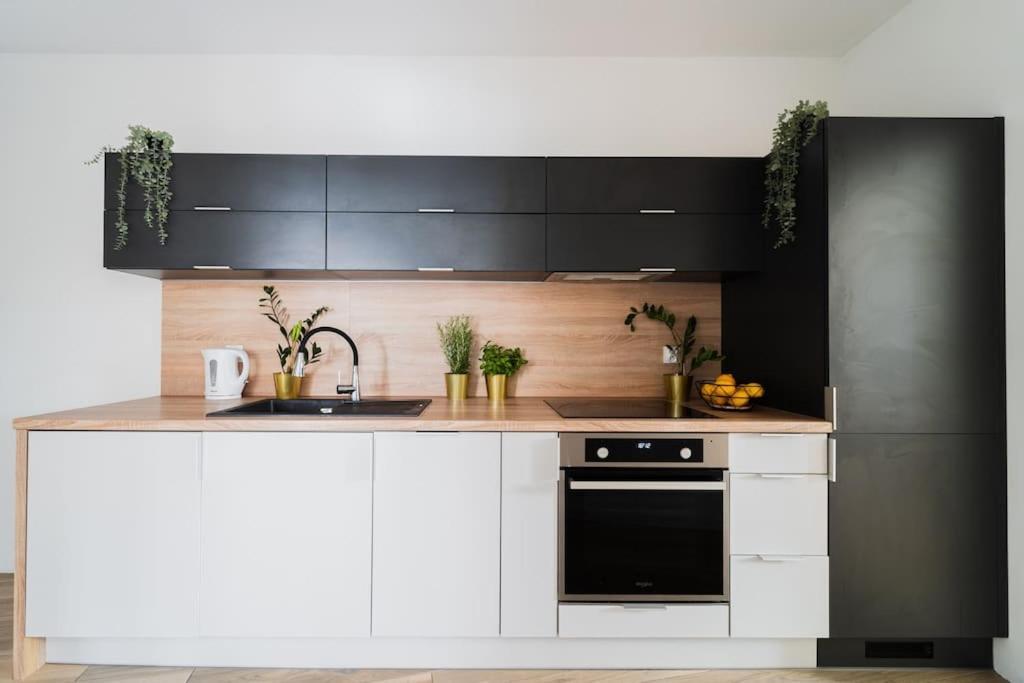 City Center - 3 Rooms - New Building - Private Parking Place - Garage Wrocław Buitenkant foto