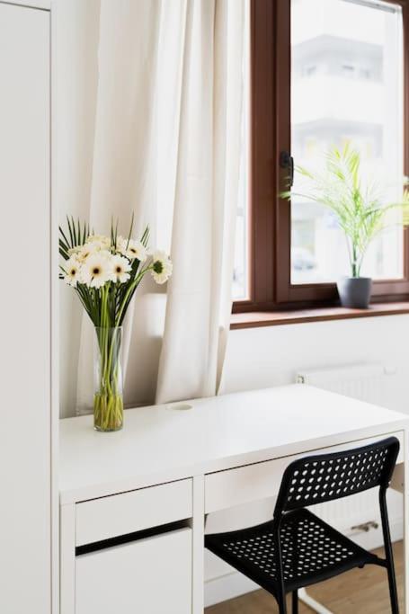City Center - 3 Rooms - New Building - Private Parking Place - Garage Wrocław Buitenkant foto