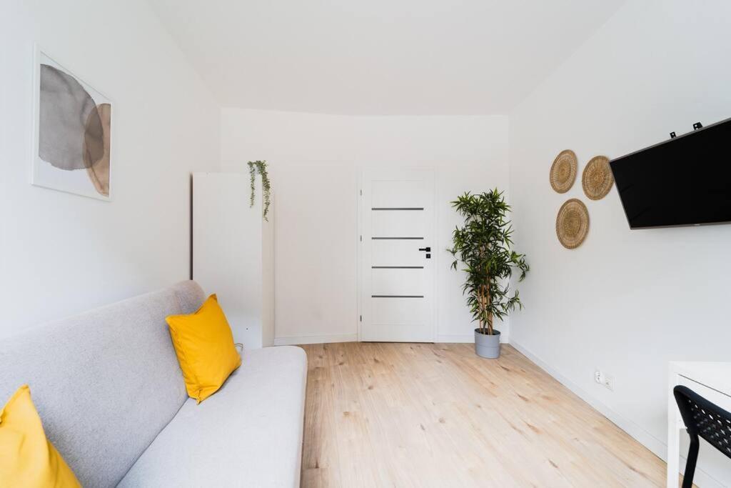 City Center - 3 Rooms - New Building - Private Parking Place - Garage Wrocław Buitenkant foto