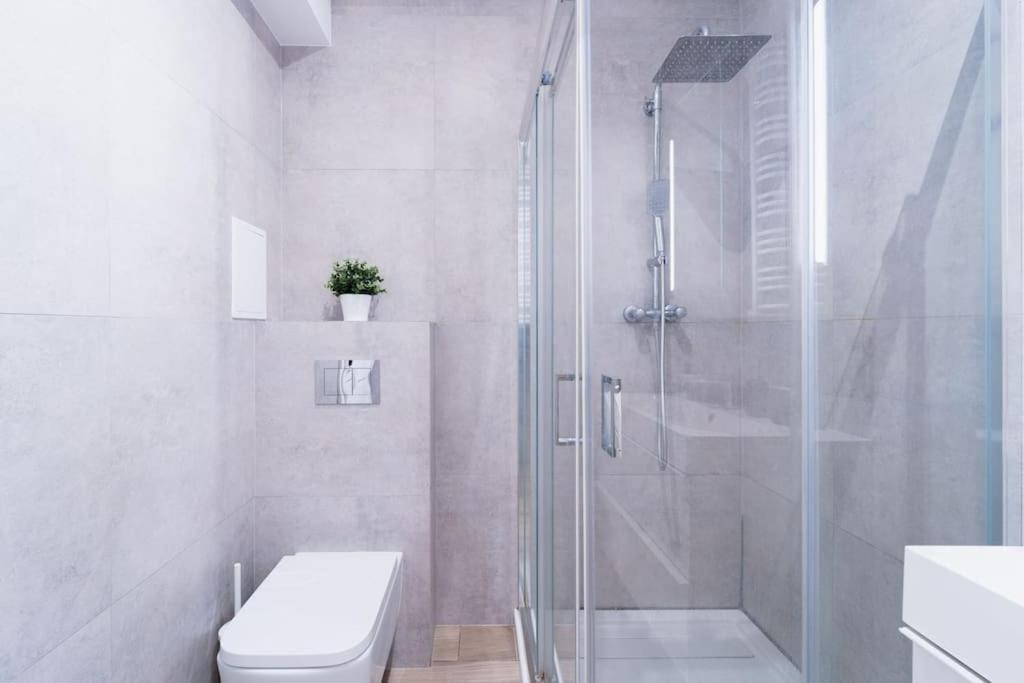 City Center - 3 Rooms - New Building - Private Parking Place - Garage Wrocław Buitenkant foto